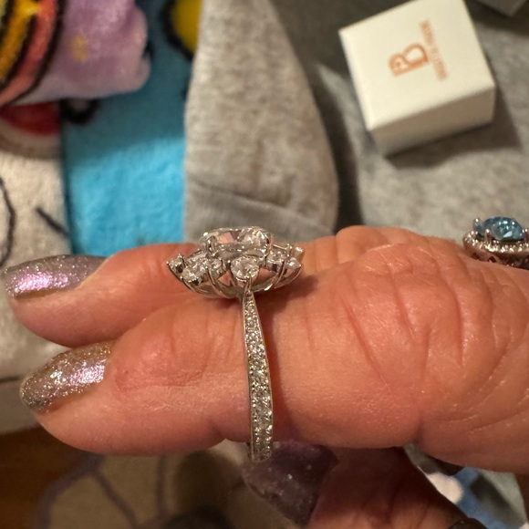 Womens moissanite diamond ring - Picture 11 of 11